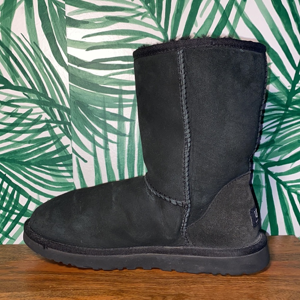 UGG 5825 Black Classic Short Sheepskin Boots Women’s 7 - Picture 6 of 10